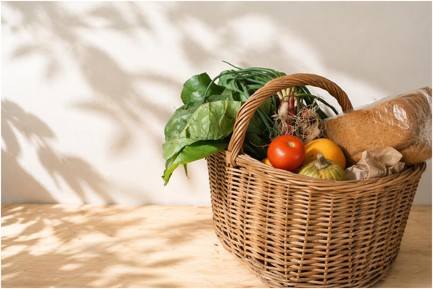 Canasta con alimentos frescos