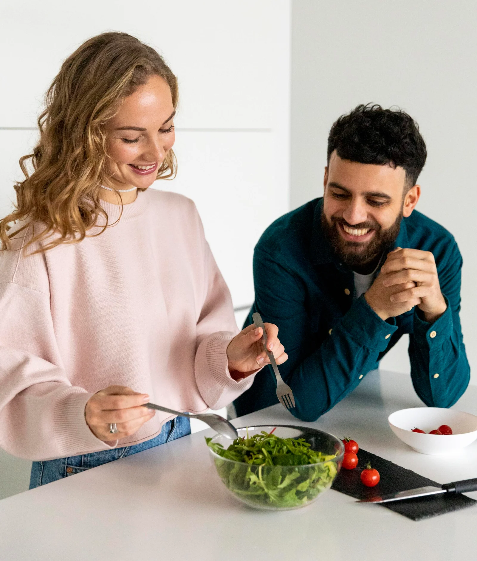 Pareja disfrutando de preparar comida saludable