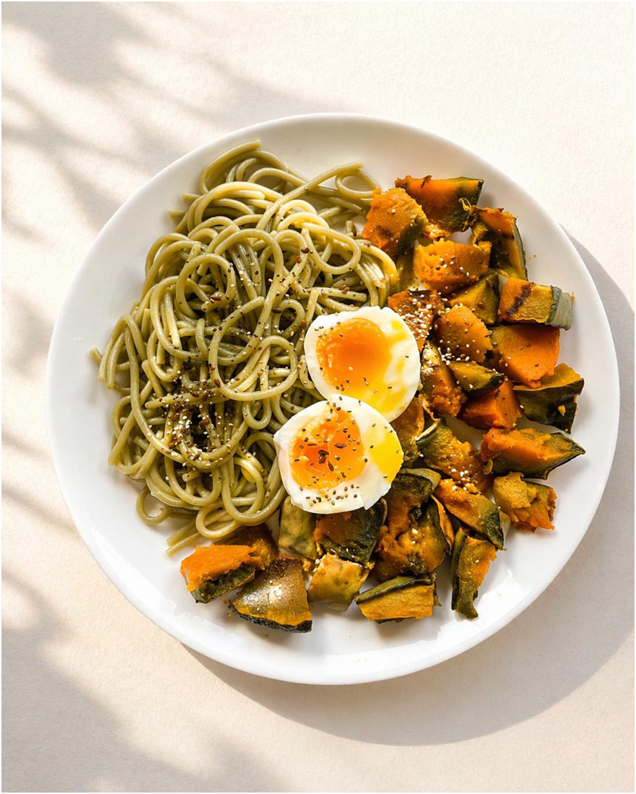 Plato de pasta, calabaza y huevo