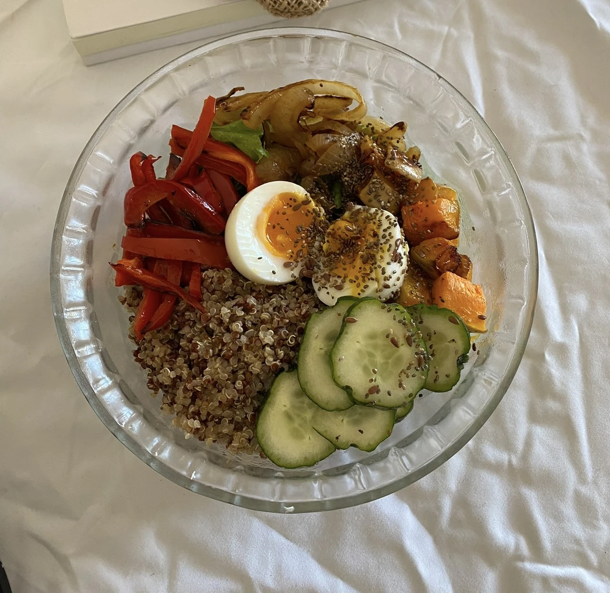 Ensalada completa con quinoa, vegetales y huevo